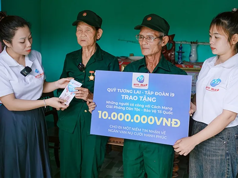 Nhân viên hỗ trợ khách hàng AE888 đã gà đang giúp đỡ