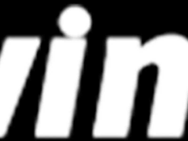 Cận cảnh hai chú gà chọi Philippines (Sabong) đang giao đấu với cựa dao