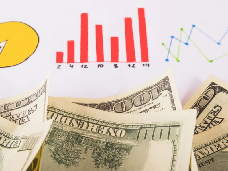 Hình ảnh một người đang đặt cược lô đề trực tuyến trên điện thoại, với các con số và giao diện cá cược